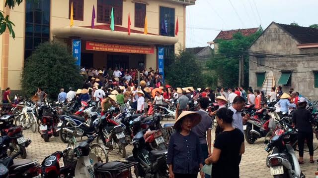 Ngư dân: Đền bù mấy cũng ăn hết, mong biển sạch trở lại - 2 Ngư dân Thạch Kim nhận gạo hỗ trợ của Chính phủ. Ảnh: Duy Tuấn