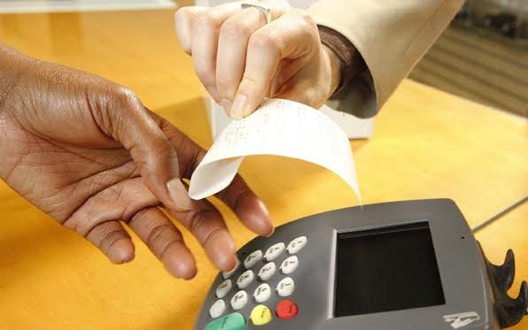 Qua mặt ông chủ, nhân viên bán hàng móc túi khách - 2
Khi mua hàng khách nên lấy hóa đơn