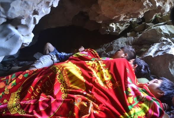 Kỳ lạ: Co ro đắp chăn giữa chảo lửa miền Trung - 2