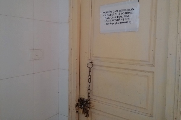 Sự thật đóng 220 nghìn mới được đi vệ sinh ở bệnh viện - 2 Nhà vệ sinh khóa cửa