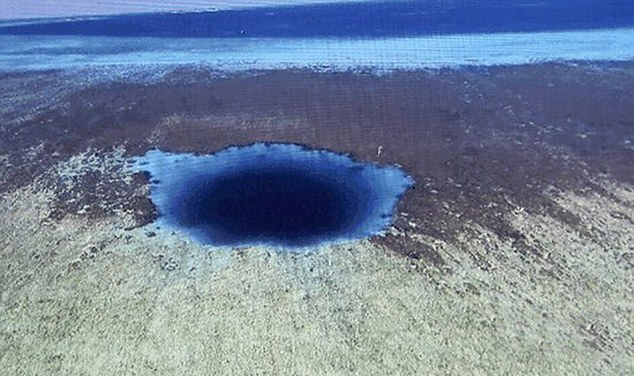 Phát hiện "hố tử thần" khổng lồ ở Biển Đông - 2 Hố xanh khổng lồ gần quần đảo Hoàng Sa của Việt Nam