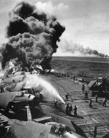 Phi công Thần phong: Ra đi chẳng hẹn ngày về - 2 Tàu sân bay Independence bị Kamikaze đánh trúng.