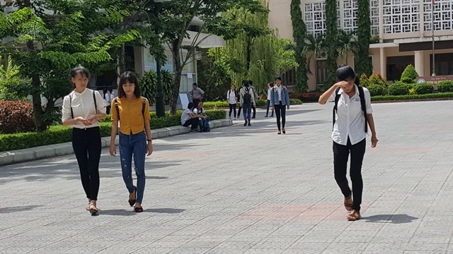 Đề Văn dễ, nhiều thí sinh ra sớm - 33
Thí sinh thi môn Văn tại điểm thi Đại học Sư phạm Huế kết thúc giờ làm bài. (Ảnh: Đại Dương)