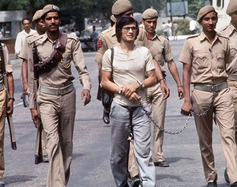 Cuộc đời ly kỳ của sát thủ gốc Việt Charles Sobhraj - 2 Sobhraj lúc bị cảnh sát Ấn Độ bắt.