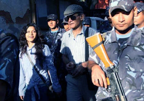 Cuộc đời ly kỳ của sát thủ gốc Việt Charles Sobhraj (bài 3): Lưới trời lồng lộng - 2 Sobhraj cùng vợ là Nihita Biswas ở nhà tù Nepal, năm 2014.