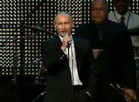 "Tài lẻ" của Tổng thống Nga - 2 Ông Putin hát bài “Đồi việt quất” bằng tiếng Anh.