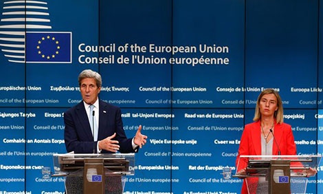 NATO "mất ngủ" vì Thổ tuyên bố tình trạng khẩn cấp - 2 Ngoại trưởng Mỹ John Kerry (trái) và Ủy viên đối ngoại EU Federica Mogherini trong cuộc họp báo chung hôm 18-7.