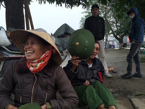 Những 'thân cò' trong giá buốt - 2 Nụ cười xua tan giá rét.