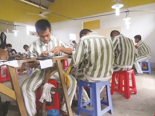 Thầy tu trẻ tuổi "đánh mất bản thân" trước mối tình trần tục - 2 Phạm nhân Kim So Phia bên tổ sản xuất tự quản của mình
