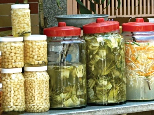 Ăn quá mặn thì ung thư, ăn quá nhạt thì co giật - 2 Dưa cà muối và rau quả đóng hộp là những thực phẩm chứa rất nhiều muối.
