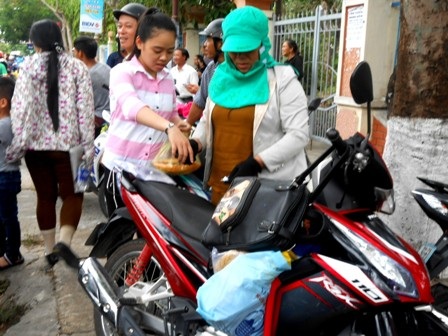 Tiếp sức cho con ổ bánh mỳ trước khi lên đường về quê