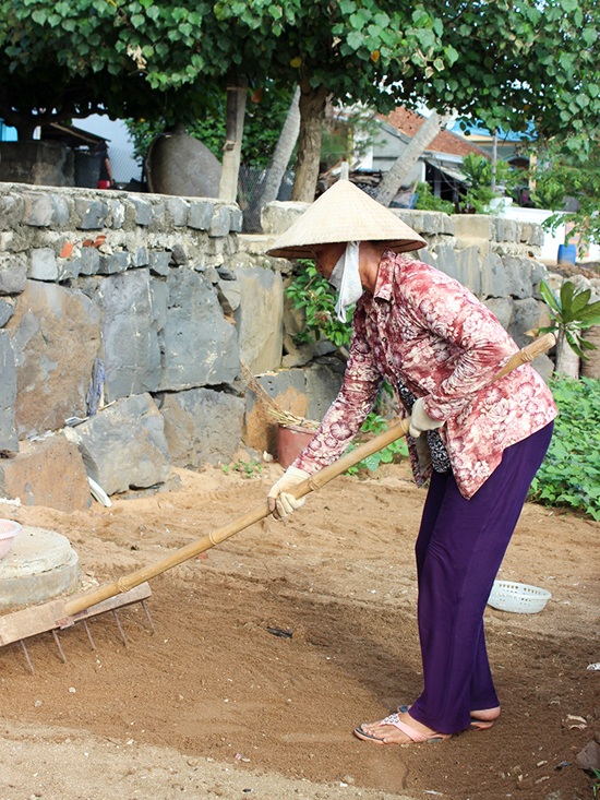 Bi hài nghề "ô sin bệnh viện” - 2 Chị Nguyễn Thị Thu: “Cứ mùa màng xong, tôi lại xuống các bệnh viện ở Hà Nội để làm thuê…”
