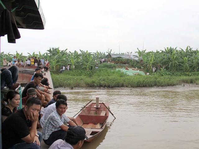 Khoảnh khắc 2 tàu va chạm khiến cả gia đình 4 người thiệt mạng - 2 Nhiều người vẫn bàng hoàng sau vụ tai nạn cướp đi mạng sống của cả 1 gia đình.