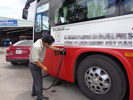 Xe khách giường nằm: Vì sao dễ cháy, chết nhiều người - 1 Xe giường nằm lắp thùng dầu ở phần đầu xe chứa nhiều nguy hiểm do chập điện hoặc cháy nổ khi có va chạm.