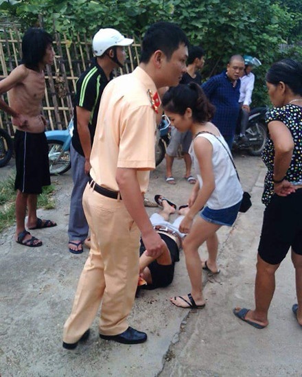 Khẩn trương làm rõ vụ CSGT rút súng bắn đạn cao su trúng đầu người dân - 2 Hiện trường vụ việc được một người dân ghi lại sau đó đăng tải lên mạng xã hội FB