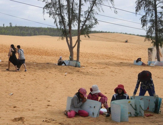 Bươn chải trên đồi cát bay - 2 Những phụ nữ tranh thủ lúc nghỉ ngơi để hỏi han, tâm sự với nhau