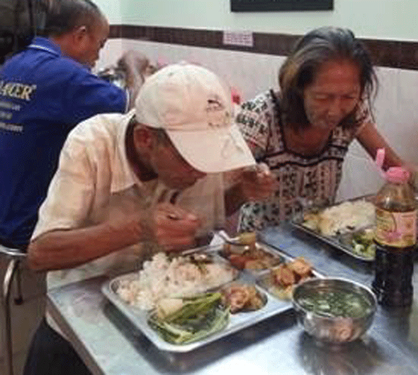 Chuyện khó tin về "những người giàu" ở quán cơm... nghèo nhất Sài Gòn - 2 Người nghèo được phục vụ tại quán