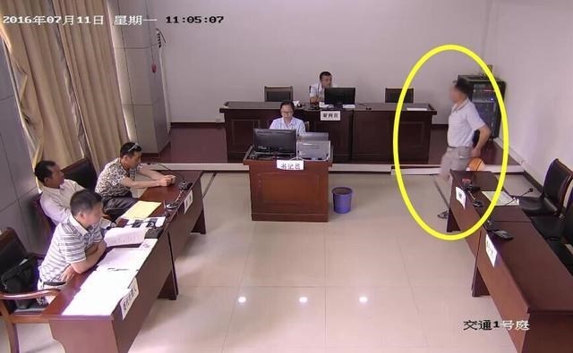 Người đàn ông gây sốc vì đại tiện ngay trong phòng xử án - 2
Người đàn ông tìm cách cởi quần soóc. (Nguồn: shanghaiist.com)