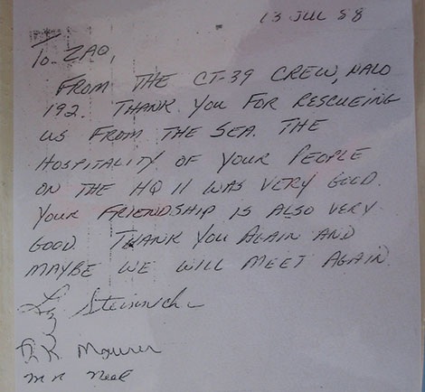 Hải quân Việt Nam từng giải cứu 3 phi công Mỹ tại Trường Sa - 2
Dòng lưu bút của các phi công Mỹ viết cảm ơn những chiến sĩ Hải quân Việt Nam.