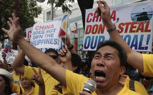 Lý lẽ của Philippines đâm toạc "đường lưỡi bò" của Trung Quốc - 2 Người dân Philippines bức xúc biểu tình phản đối Trung Quốc dồn ép nước họ và chiếm bãi cạn của họ. Ảnh: TheTimes.