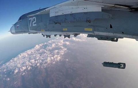 Cuộc chiến Syria: Chi tiết buổi điểm danh sức mạnh Nga - 2 Máy bay ném bom chiến trường Su-24 M đang thực hiện nhiệm vụ tác chiến trên bầu trời Syria . Ảnh: Cục báo chí và thông tin Bộ Quốc phòng Nga