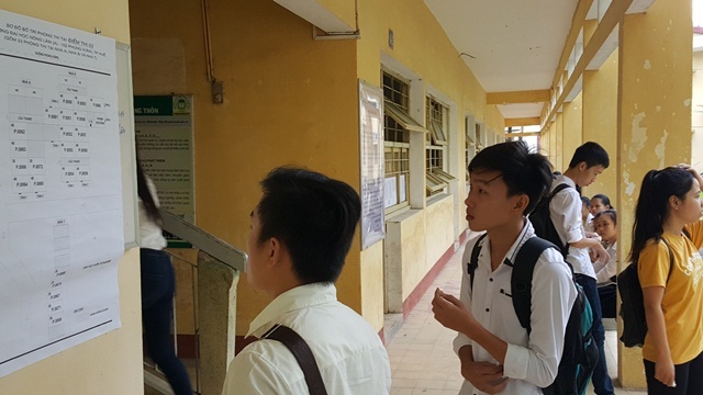 Hồi hộp trước buổi thi đầu tiên - 13
Thí sinh tại Huế xem danh sách thi. (Ảnh: Đại Dương)