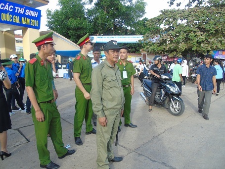 Lực lượng an ninh đảm bảo trật tự tại các điểm thi