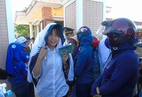 
Nhiều thí sinh tươi cười sau khi hoàn thành bài thi của mình. (Ảnh: Tiến Thành)
