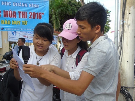 
Các thí sinh nhận định phần Hóa hữu cơ dễ lấy điểm. (Ảnh: Tiến Thành)
