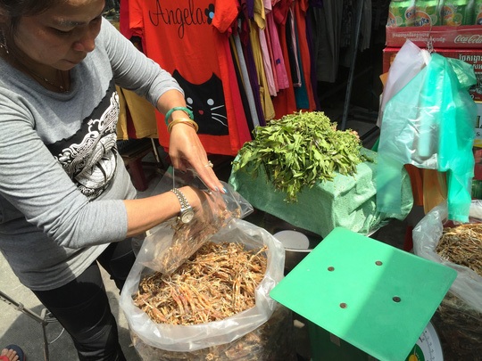 Đua nhau săn “Vũ nữ chân dài” làm quà biếu Tết - 2