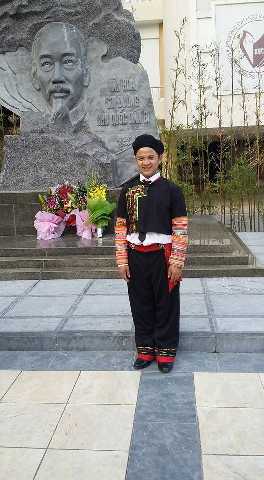 Gặp Sờ Có Suy - chàng sinh viên đang gây "bão like" - 2
Chàng sinh viên trong trang phục dân tộc