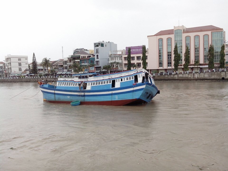 Giải cứu thành công tàu kẹt dưới gầm cầu Lê Hồng Phong - 2 Tàu hư hỏng nặng ở phần cabin