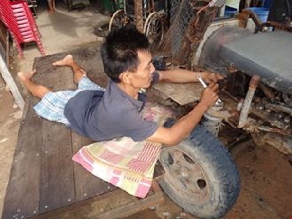 Nghị lực phi thường của người thợ cơ khí liệt nửa người, mất 96% sức khỏe - 3 Bất kể nắng nóng, anh Thông vẫn luôn nỗ lực hết mình vì công việc
