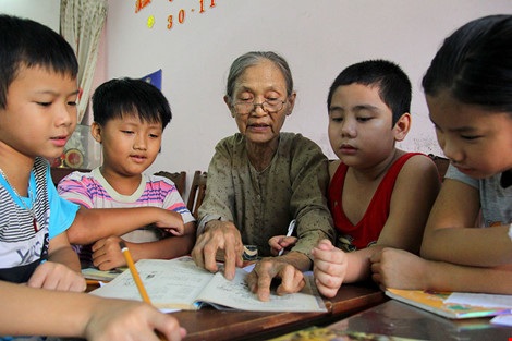 Vợ chồng giáo viên hơn 20 năm dạy miễn phí cho học sinh nghèo - 2 Học trò của cô Thiền đa dạng, có người lớn tuổi chưa biết chữ, những đứa trẻ cô gọi đùa là không có giấy khai sinh và có cả những em gia đình khá giả.
