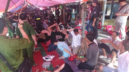  Hình ảnh các con bạc bị bắt ngay tại sới chiều ngày 15.7 tại Bắc Kạn. 