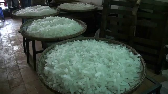 Hướng dẫn cách nhận biết giấm pha axit, mứt Tết ngâm hóa chất - 2 Để mứt giữ được lâu, nhiều cơ sở sản xuất nhỏ sẽ phải tăng hóa chất bảo quản. (Ảnh TL)