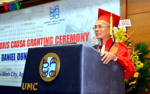 Bác sĩ Daniel Trương được phong hàm Giáo sư danh dự - 2 Bác sĩ - Giáo sư Danh dự Daniel Trương phát biểu tại buổi lễ.