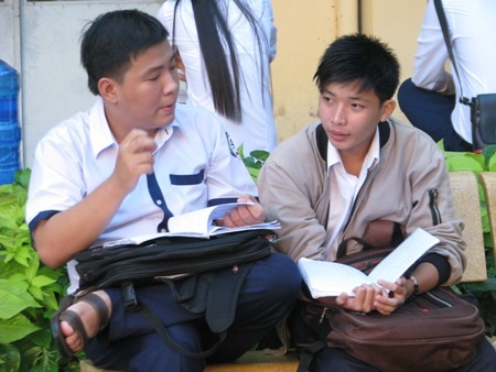 Nhiều thí sinh dự đoán, đề thi Văn sẽ có những câu mang tính thời sự nóng hổi. (Ảnh: Huỳnh Hải)