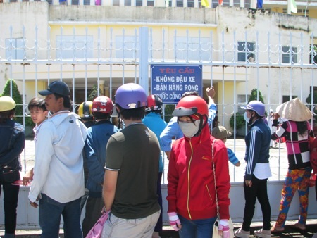 Khi nghe những thí sinh ra sớm cho biết đề môn Toán tương đối khó, nhiều phụ huynh đã trông ngóng vào bên trong phòng thi, tỏ ra rất lo lắng cho con em của mình đang căng mình làm bài. (Ảnh: Huỳnh Hải)