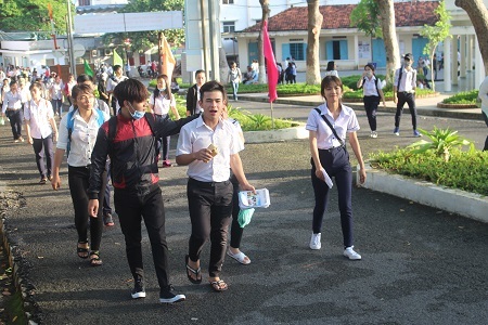 Thí sinh dự thi tại điểm thi ĐH Nha Trang tự tin đi thi môn Toán, sáng 1/7 - Ảnh: Viết Hảo