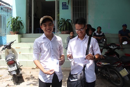 Một số thí sinh phấn khởi vì làm được bài môn Văn, đánh giá đề hay - ảnh: Viết Hảo