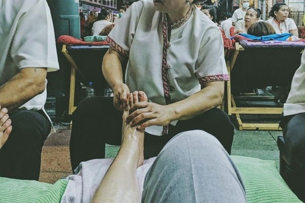 Nghe hoa hậu Kỳ Duyên tư vấn du lịch bụi 5 ngày ở Thái Lan và Singapore - 2 Kỳ Duyên thư giãn với mát-xa Thái