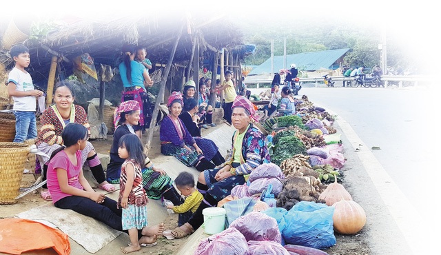 Kỳ quặc ăn Tết bằng... lá ngón - 2 Tại các chợ cóc ven đường, nhiều người dân bày bán lá ngón ăn được. Ảnh: C.T