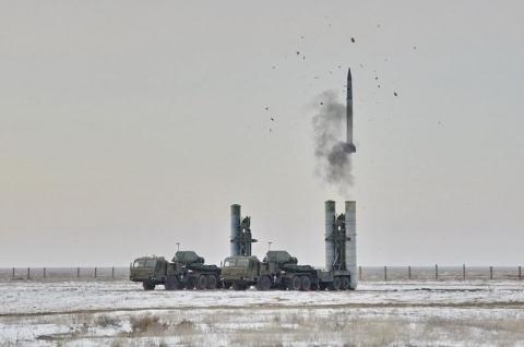 Mỹ mạnh tay mua vũ khí đối phó với S-400 - 2 Tổ hợp phòng không S-400.