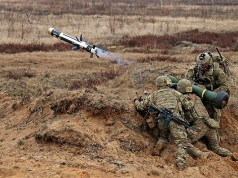 Mỹ tự tin răn đe Nga - 2 Lính Mỹ thực hành bắn tên lửa Javelin tại căn cứ quân sự Adazi, Latvia