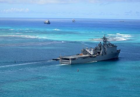 Nguy cơ đối đầu Mỹ -Trung khi Bắc Kinh dọa động binh - 2 Tàu đổ bộ USS Ashland của Mỹ tuần tra tại Biển Đông ngày 26/2.