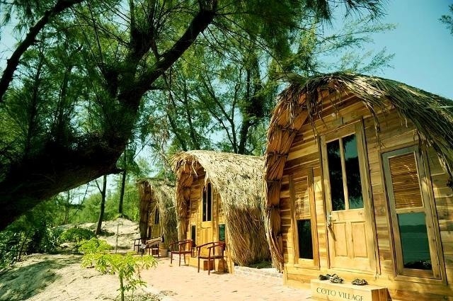 
Những căn nhà gỗ ngay sát mép biển ở đảo Cô tô
