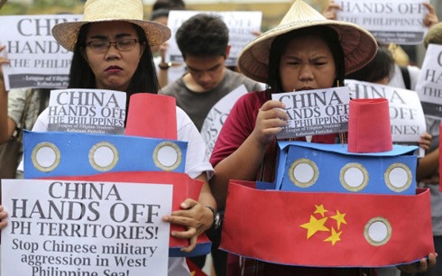 Tòa trọng tài PCA mà Trung Quốc ra sức đối phó là gì? - 2 Người dân Philippines biểu tình phản đối Trung Quốc xâm lấn trên Biển Đông. Ảnh: AP.
