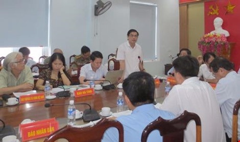 Hà Tĩnh ưu tiên hỗ trợ ngư dân đóng tàu lớn đánh bắt cá xa bờ - 1 Ông Đặng Quốc Vinh, Phó Chủ tịch UBND tỉnh, phát biểu tại Hội nghị sơ kết công tác báo chí sáu tháng đầu năm và triển khai nhiệm vụ sáu tháng cuối năm 2016.