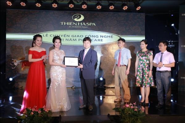 
Bà Hoàng Thị Thu Hà nhận giấy chuyển giao công nghệ.
